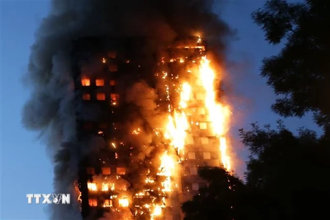 Tòa chung cư Grenfell Tower ở thủ đô London, Anh bốc cháy dữ dội ngày 14/6/2017. (Ảnh: AFP/TTXVN)