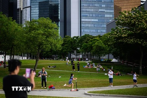Người dân dạo chơi trong công viên Tamar ở Hong Kong, Trung Quốc ngày 5/5/2020, khi các biện pháp giãn cách xã hội do COVID-19 được nới lỏng. (Ảnh: AFP/TTXVN)