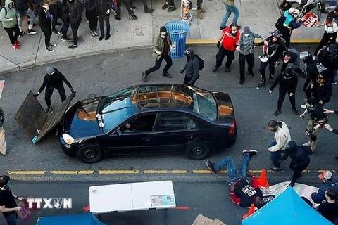 Chiếc ôtô vượt qua rào chắn của cảnh sát và lao vào đám đông biểu tình ở thành phố Seattle, Mỹ ngày 8/6/2020. (Ảnh: The Daily Mail/TTXVN)