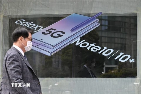 Điện thoại Samsung Galaxy Note10 5G được quảng cáo tại một cửa hàng ở Seoul, Hàn Quốc, ngày 7/4/2020. (Ảnh: AFP/TTXVN)