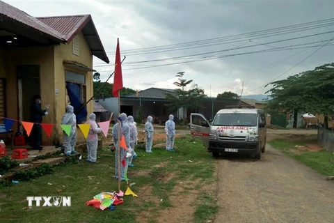 Xe cứu thương bàn giao thi thể bệnh nhân tử vong cho ngành y tế và gia đình tại xã Quảng Hòa, huyện Đắk G’Long, tỉnh Đắk Nông. (Ảnh: TTXVN phát)