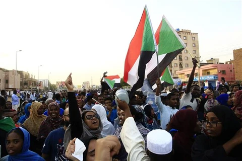 Người biểu tình tậ)p trung tại Khartoum, Sudan, ngày 13/7/2019. (Ảnh: THX/ TTXVN