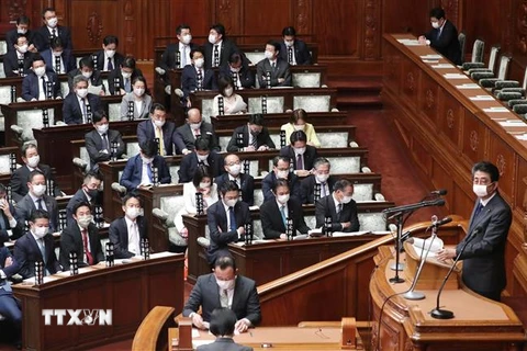 Thủ tướng Nhật Bản Shinzo Abe (phải) tại phiên họp Hạ viện ở Tokyo. (Ảnh: AFP/TTXVN)