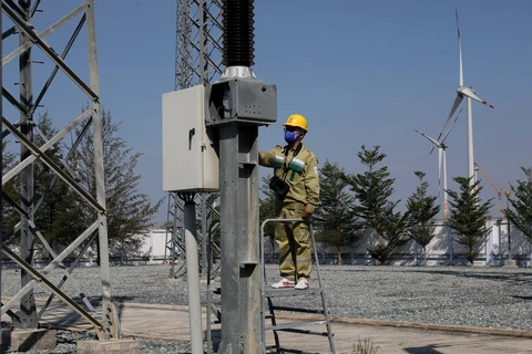 Kiểm tra vận hành trạm biến áp 220kV Tháp Chàm, giải tỏa công suất các nguồn năng lượng tái tạo trên địa bàn tỉnh Ninh Thuận. (Ảnh: Ngọc Hà/TTXVN)