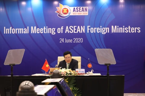 Phó Thủ tướng, Bộ trưởng Bộ Ngoại giao Phạm Bình Minh chủ trì Hội nghị không chính thức Bộ trưởng Ngoại giao ASEAN. (Ảnh: Văn Điệp/TTXVN)