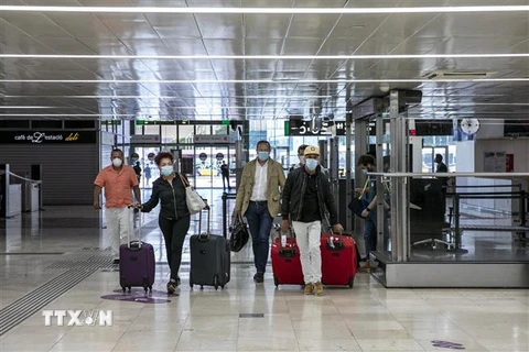 Hành khách tại một nhà ga ở Barcelona, Tây Ban Nha ngày 19/6/2020. (Ảnh: THX/TTXVN)