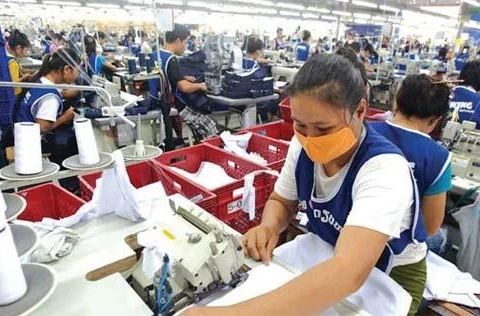 Công nhân làm việc trong một nhà máy tại Vientiane, Lào. (Nguồn: kpl.gov.la)
