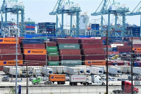 Hàng hóa được xếp tại cảng ở Long Beach, California, Mỹ. (Ảnh: AFP/TTXVN)