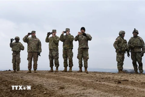 Binh sỹ Mỹ đồn trú tại châu Âu tham gia cuộc tập trận bắn đạn thật ở Grafenwoehr, miền Nam Đức ngày 4/3/2020. (Ảnh: AFP/TTXVN)