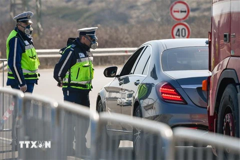 Cảnh sát Bulgaria kiểm tra các phương tiện giao thông trên tuyến đường cao tốc dẫn tới thủ đô Sofia trong bối cảnh lệnh tình trạng khẩn cấp được áp đặt nhằm ngăn dịch COVID-19 lây lan, ngày 21/3/2020. (Ảnh: AFP/TTXVN)