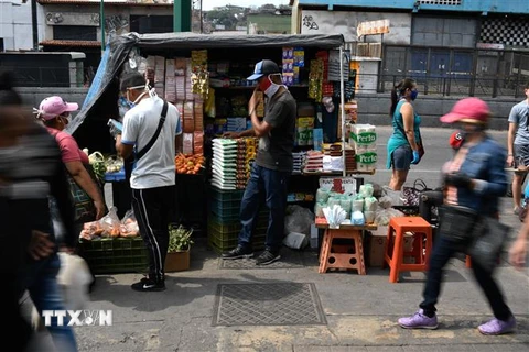 Người dân đeo khẩu trang phòng lây nhiễm COVID-19 tại Caracas, Venezuela, ngày 2/4/2020. (Ảnh: AFP/ TTXVN)