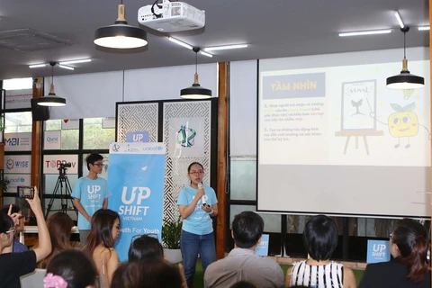 Nhóm TOFU TREE giới thiệu dự án 'Kênh truyền thông chia sẻ kiến thức cho giới trẻ về sử dụng thực phẩm xanh góp phần bảo vệ môi trường và sức khỏe' tại ngày hội. (Ảnh: Thanh Vũ/TTXVN)