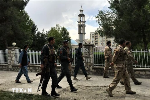 Lực lượng an ninh Afghanistan gác gần hiện trường vụ tấn công ở Kabul ngày 12/6/2020. (Ảnh: THX/TTXVN)