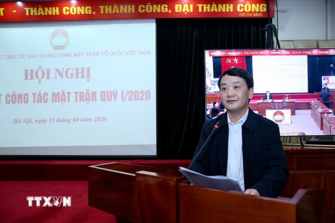 Phó Chủ tịch, Tổng Thư ký Ủy ban Trung ương MTTQ Việt Nam Hầu A Lềnh báo cáo kết quả công tác mặt trận quý 1. (Ảnh: Dương Giang/TTXVN)