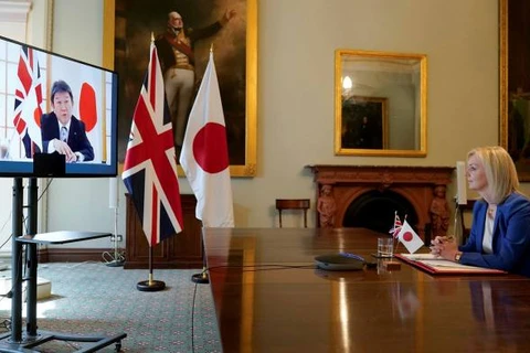 Bộ trưởng Thương mại Anh Liz Truss trò chuyện với Bộ trưởng Ngoại giao Nhật Bản Toshimitsu Motegi. (Nguồn: ft.com)