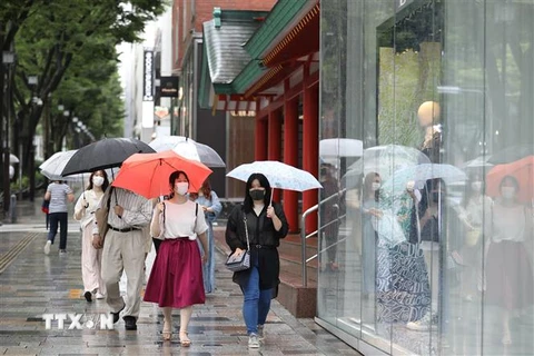 Người dân đeo khẩu trang phòng lây nhiễm COVID-19 tại Shibuya-ku, Tokyo, Nhật Bản, ngày 30/6/2020. (Ảnh: THX/ TTXVN)