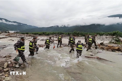 Nhân viên cứu hộ làm nhiệm vụ tại huyện Miện Ninh, tỉnh Tứ Xuyên, Trung Quốc, ngày 28/6/2020. (Ảnh: THX/TTXVN)