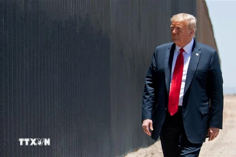 Tổng thống Mỹ Donald Trump (phía trước) thị sát khu vực tường biên giới giữa Mỹ và Mexico tại bang Arizona ngày 23/6/2020. (Ảnh: AFP/TTXVN)