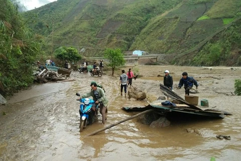 Hỗ trợ người dân Lai Châu khắc phục hậu quả trận mưa đá kèm theo gió lốc. (Ảnh: Quý Trung/TTXVN)
