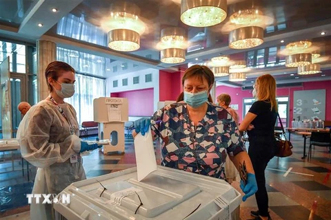 Cử tri Nga tại một điểm bỏ phiếu trưng cầu dân ý về sửa đổi Hiến pháp ở Moskva ngày 1/7/2020. (Ảnh: THX/TTXVN)