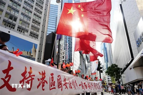 Người dân bày tỏ sự ủng hộ đối với việc phê chuẩn Luật bảo vệ an ninh quốc gia tại Đặc khu hành chính Hong Kong (Trung Quốc) tại Hong Kong ngày 30/6/2020. (Ảnh: THX/TTXVN)