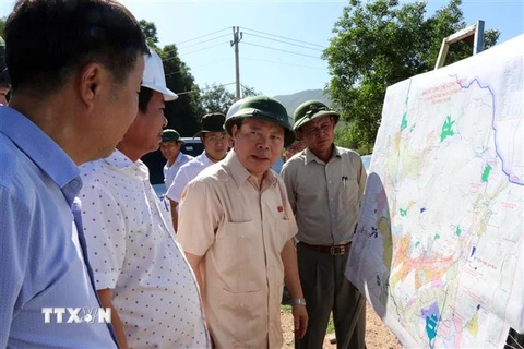Phó Chủ tịch Quốc hội Phùng Quốc Hiển cùng đoàn công tác kiểm tra khu vực tiếp nước từ hồ Tân Mỹ xuống hồ Cho Mo tại huyện Ninh Sơn. (Ảnh: Công Thử/TTXVN)