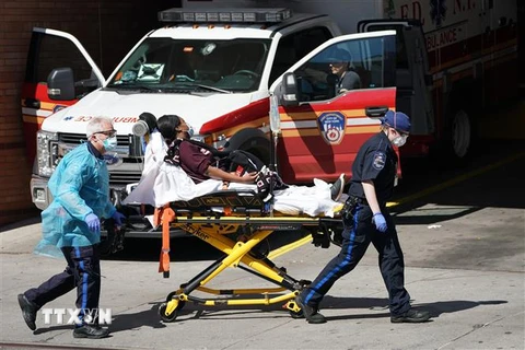 Nhân viên y tế chuyển bệnh nhân COVID-19 tới bệnh viện tại New York, Mỹ, ngày 6/4/2020. (Ảnh: AFP/ TTXVN)