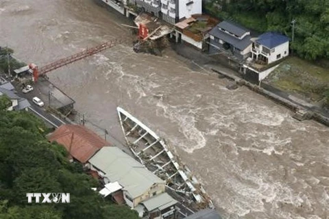 Cây cầu bị sập sau những trận mưa lớn tại Hita, tỉnh Oita, Tây Nam Nhật Bản ngày 8/7/2020. (Ảnh: Kyodo/TTXVN)