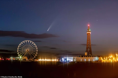 Sao chổi xuất hiện trên bầu trời Blackpool. (Nguồn: Daily Mail)