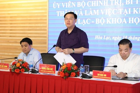 Bí thư Thành ủy Hà Nội Vương Đình Huệ phát biểu tại buổi làm việc. (Ảnh: Văn Điệp/TTXVN)