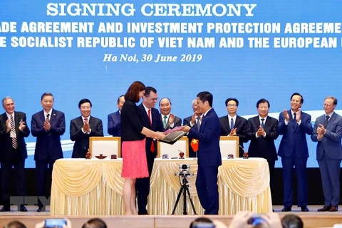 Thủ tướng Nguyễn Xuân Phúc chứng kiến Lễ ký Hiệp định Thương mại tự do (EVFTA). (Ảnh: Thống Nhất/TTXVN)
