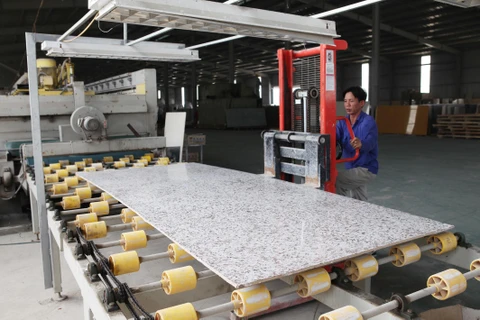 Công ty Cổ phần Quartz Việt Nam hoạt động từ tháng 4/2012, tại Khu công nghiệp Thụy Vân, thành phố Việt Trì (tỉnh Phú Thọ), chuyên sản xuất các loại đá ốp lát cao cấp xuất khẩu sang thị trường Hoa Kỳ. (Ảnh: Anh Tuấn/TTXVN)
