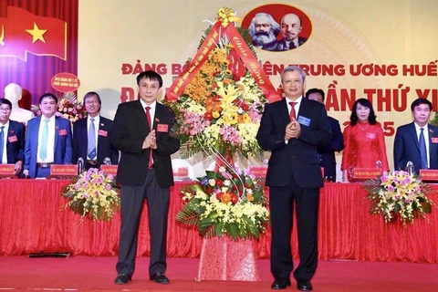 Ủy viên Trung ương Đảng,Bí thư Tỉnh ủy Thừa Thiên-Huế Lê Trường Lưu (phải) tặng hoa chúc mừng Đại hội. (Ảnh: Mai Trang/TTXVN)