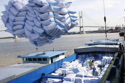 Bốc xếp gạo xuất khẩu sang tại cảng Sài Gòn. (Ảnh: TTXVN)