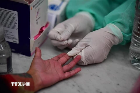 Nhân viên y tế lấy mẫu xét nghiệm COVID-19 tại Buenos Aires, Argentina, ngày 24/4/2020. (Ảnh: AFP/TTXVN)