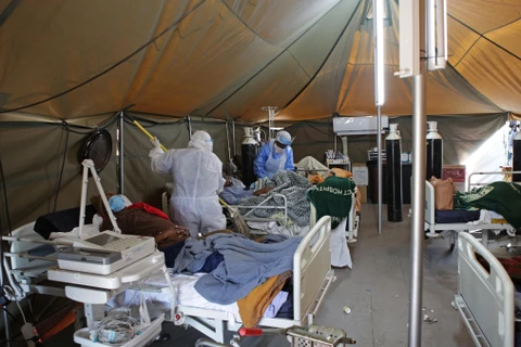 Nhân viên y tế chăm sóc bệnh nhân mắc COVID-19 tại một bệnh viện ở Pretoria, Nam Phi ngày 10/7/2020. (Ảnh: AFP/TTXVN)