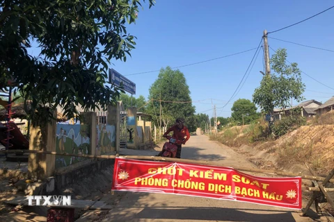 Tại xã Vĩnh Hà, huyện Vĩnh Linh, Quảng Trị, nơi xảy ra bệnh bạch hầu, địa phương đã lập chốt kiểm soát để tiến hành kiểm tra, đo thân nhiệt, thực hiện khai báo y tế đối với tất cả các công dân. (Ảnh: Hồ Cầu/TTXVN)