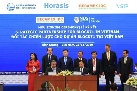 NUS Enterprise và Tập đoàn Becamex IDC đã ký Biên bản Ghi nhớ về thiết lập vườn ươm khởi nghiệp BLOCK71 tại Thành phố Hồ Chí Minh. (Ảnh: Vietnam+)