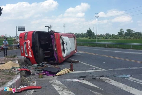 Hưng Yên: Xe đầu kéo đâm vào xe khách, 2 người tử vong tại chỗ