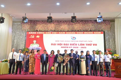 Ra mắt Ban chấp hành Hội Nhà báo thành phố Hà Nội khóa VII nhiệm kỳ 2020-2025. (Ảnh: Nguyễn Cúc/TTXVN)
