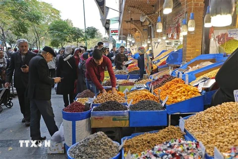 Người dân mua thực phẩm tại Tehran, Iran. (Ảnh: AFP/ TTXVN)