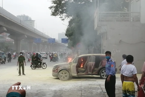 Ôtô bốc cháy dữ dội sau khi đổ xăng tại cây xăng Thanh Xuân