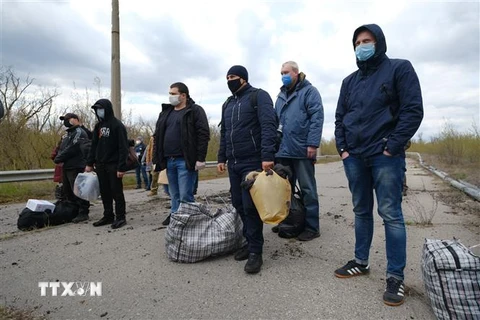Các tay súng lực lượng đòi độc lập ở miền Đông Ukraine chờ được trả tự do trong cuộc trao đổi tù nhân ở trạm kiểm soát Mayorske, vùng Donetsk, ngày 16/4/2020. (Ảnh: AFP/TTXVN)