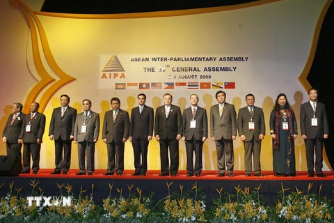 Phó Chủ tịch Quốc hội Tòng Thị Phóng và các trưởng đoàn tại Lễ khai mạc Đại hội đồng AIPA lần thứ 30 ở Pattaya, Thái Lan, ngày 4/8/2009. (Ảnh: Trí Dũng/TTXVN)