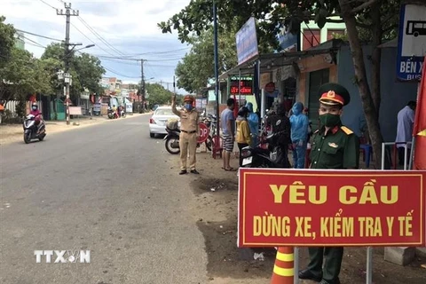 Một chốt kiểm dịch trên các tuyến đường có đông người qua lại tại tỉnh Quảng Nam. (Ảnh: Trịnh Bang Nhiệm/TTXVN)