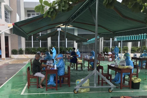 Từ 8 giờ sáng, người dân đã đến sân trường THCS Nguyễn Huệ (Đà Nẵng) để tiến hành xét nghiệm COVID-19. (Ảnh: TTXVN phát)