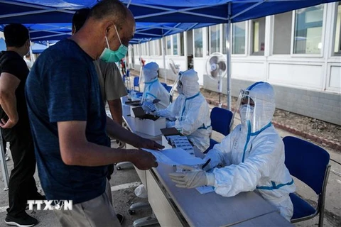 Một điểm lấy mẫu xét nghiệm COVID-19 tại Bắc Kinh, Trung Quốc ngày 17/6/2020. (Ảnh: AFP/TTXVN)