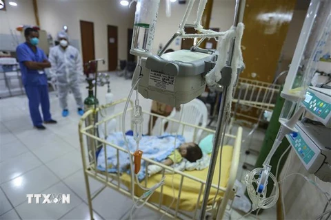 Em bé mắc COVID-19 được điều trị tại bệnh viện ở Iquitos, Peru ngày 8/7/2020. (Ảnh: AFP/ TTXVN)