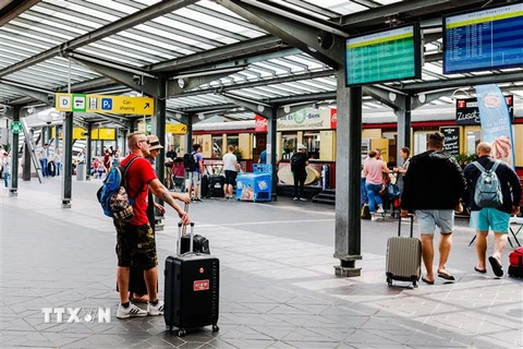 Hành khách tại sân bay Tegel ở thủ đô Berlin, Đức, ngày 25/7/2020. (Ảnh: THX/ TTXVN)