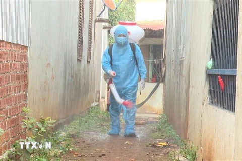 Cơ quan y tế huyện Bù Đăng, Bình Phước triển khai phun xịt hoá chất khử trùng toàn bộ khu vực dân cư nơi bệnh nhân cư trú. (Ảnh: TTXVN phát)